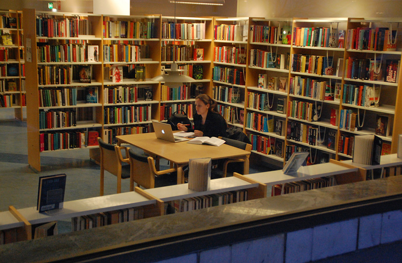 Alingsås stadsbibliotek, läser