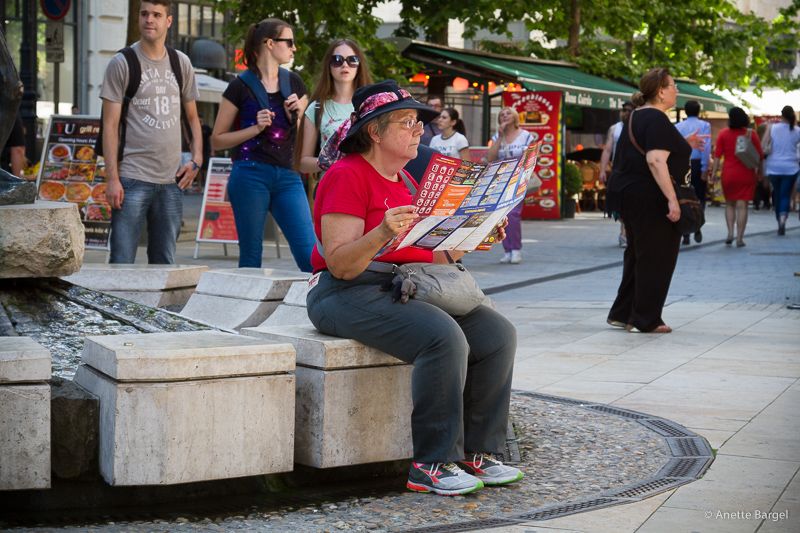 turist läser karta