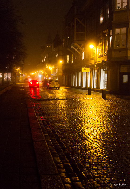 ljus på regnvåt gata